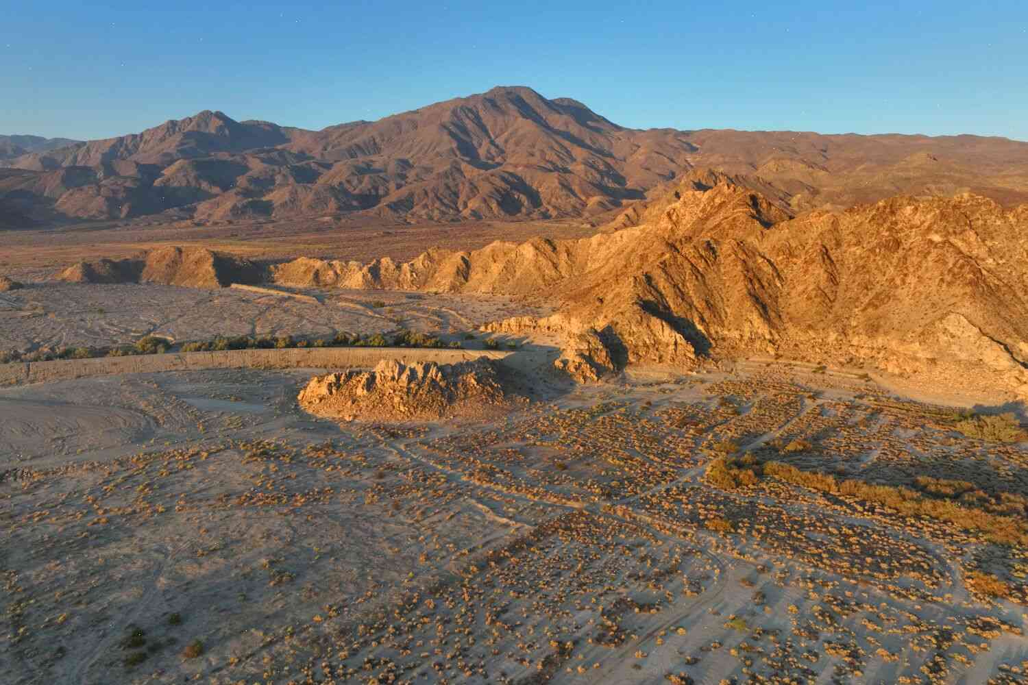 La Quinta proposes to build a high-end hotel on a vast expanse of dry land